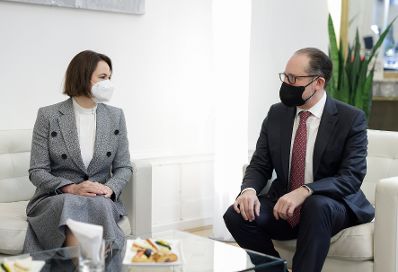 Am 22. November 2021 lud Bundeskanzler Alexander Schallenberg (r.) gemeinsam mit Bundesminister Michael Linhart zu der Belarus Videokonferenz ein. Im Bild mit der belarussische Oppositionsf&uuml;hrerin Swjatlana Zichanouskaja (l.).