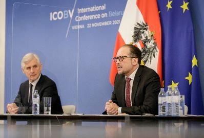 Am 22. November 2021 lud Bundeskanzler Alexander Schallenberg (r.) gemeinsam mit Bundesminister Michael Linhart (l.) zu der Belarus Videokonferenz ein.