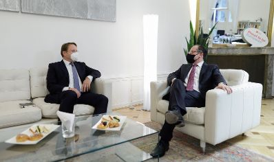 Am 22. November 2021 lud Bundeskanzler Alexander Schallenberg (r.) gemeinsam mit Bundesminister Michael Linhart zu der Belarus Videokonferenz ein. Im Bild mit dem EU-Kommissar Oliv&eacute;r V&aacute;rhelyi (l.).
