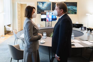 Am 22. November 2021 lud Bundeskanzler Alexander Schallenberg gemeinsam mit Bundesminister Michael Linhart zu der Belarus Videokonferenz ein. Im Bild die belarussische Oppositionsf&uuml;hrerin Swjatlana Zichanouskaja (l.) mit dem EU-Kommissar Oliv&eacute;r V&aacute;rhelyi (r.).