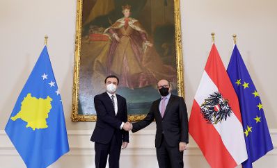 Am 23. November 2021 empfing Bundeskanzler Alexander Schallenberg (r.) den kosovarischen Premierminister Albin Kurti (l.) zu einem Gespr&auml;ch.
