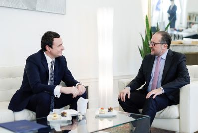 Am 23. November 2021 empfing Bundeskanzler Alexander Schallenberg (r.) den kosovarischen Premierminister Albin Kurti (l.) zu einem Gespr&auml;ch.