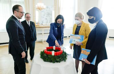 Am 25. November 2021 wurde Bundeskanzler Alexander Schallenberg, BundesministerinKaroline Edtstadler und Bundesministerin Susanne Raab von der Diakonie &Ouml;sterreich ein Adventkranz &uuml;berreicht.