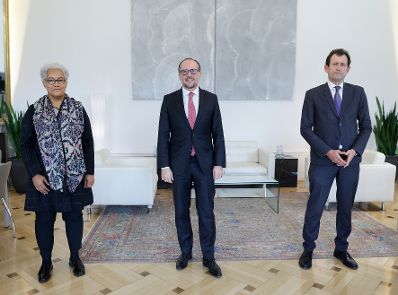 Am 25. November 2021 empfing Bundeskanzler Alexander Schallenberg (m.) den Verfassungsgerichtshof Pr&auml;sidenten, Christoph Grabenwarter (r.) und die Verfassungsgerichtshof Vizepr&auml;sidentin, Verena Madner (l.) zu einem Gespr&auml;ch.