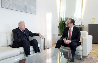 Am 25. November 2021 empfing Bundeskanzler Alexander Schallenberg (r.) den ehemaligen Bundeskanzler Franz Vranitzky (l.) zu einem Gespr&auml;ch.