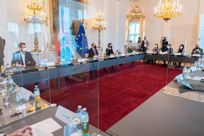 Am 29. November 2021 nahm Bundeskanzler Alexander Schallenberg mit Vizekanzler Werner Kogler, Bundesministerin Elisabeth K&ouml;stinger, Bundesminister Wolfgang M&uuml;ckstein, Vertretern der Sozialpartner, Expertinnen und Experten an einem runden Tisch zur Corona-Entwicklung teil.