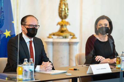 Am 29. November 2021 nahm Bundeskanzler Alexander Schallenberg (l.) mit Vizekanzler Werner Kogler, Bundesministerin Elisabeth K&ouml;stinger (r.), Bundesminister Wolfgang M&uuml;ckstein, Vertretern der Sozialpartner, Expertinnen und Experten an einem runden Tisch zur Corona-Entwicklung teil.