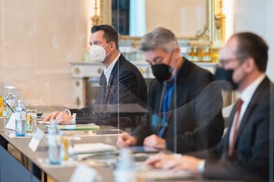 Am 29. November 2021 nahm Bundeskanzler Alexander Schallenberg (r.) mit Vizekanzler Werner Kogler (m.), Bundesministerin Elisabeth K&ouml;stinger, Bundesminister Wolfgang M&uuml;ckstein (l.), Vertretern der Sozialpartner, Expertinnen und Experten an einem runden Tisch zur Corona-Entwicklung teil.