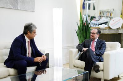 Am 30. November 2021 empfing Bundeskanzler Alexander Schallenberg (r.) den Generaldirektor der Siemens Austria AG Wolfgang Hesoun (l.) zu einem Gespr&auml;ch.