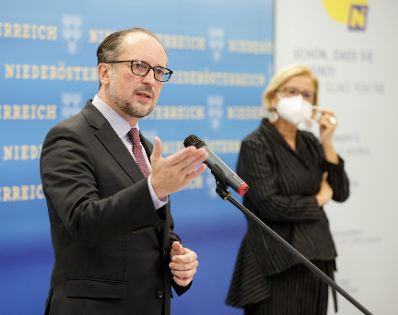 Am 1. Dezember 2021 besucht Bundeskanzler Alexander Schallenberg (l.) gemeinsam mit Landeshauptfrau Johanna Mikl-Leitner (r.) die COVID Kinderimpfstra&szlig;e in Tulln.