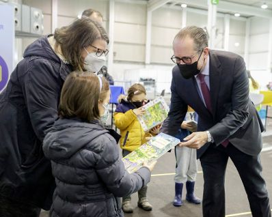 Am 1. Dezember 2021 besucht Bundeskanzler Alexander Schallenberg (r.) gemeinsam mit Landeshauptfrau Johanna Mikl-Leitner die COVID Kinderimpfstra&szlig;e in Tulln.