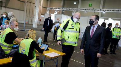 Am 1. Dezember 2021 besucht Bundeskanzler Alexander Schallenberg (r.) gemeinsam mit Landeshauptfrau Johanna Mikl-Leitner die COVID Kinderimpfstra&szlig;e in Tulln.