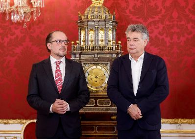 Am 27. Oktober 2021 wurde Landeshauptmann Thomas Stelzer bei Bundespr&auml;sident Alexander van der Bellen angelobt. Im Bild Bundeskanzler Alexander Schallenberg (l.) und Vizekanzler Werner Kogler (r.).
