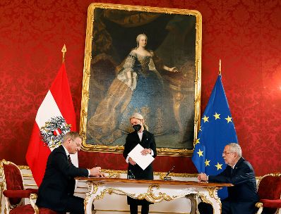 Am 27. Oktober 2021 wurde Landeshauptmann Thomas Stelzer (l.) bei Bundespr&auml;sident Alexander van der Bellen (r.) angelobt.