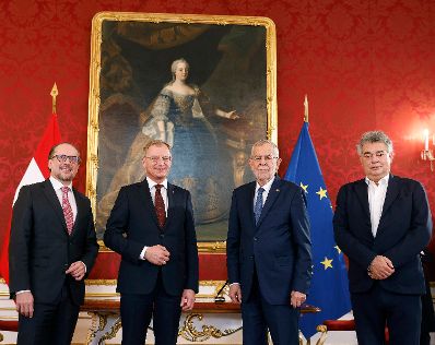 Am 27. Oktober 2021 wurde Landeshauptmann Thomas Stelzer (2. v. l.) bei Bundespr&auml;sident Alexander van der Bellen (3. v. l.) angelobt. Im Bild mit Bundeskanzler Alexander Schallenberg (l.) und Vizekanzler Werner Kogler (r.).