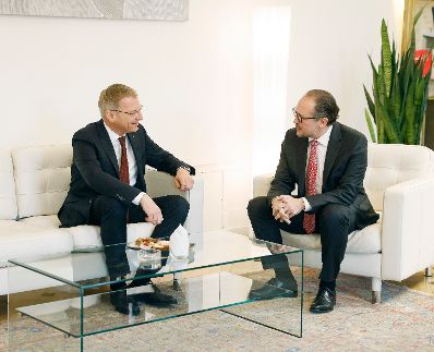 Am 27. Oktober 2021 war Landeshauptmann Thomas Stelzer (l.) vor seiner Angelobung bei Bundeskanzler Alexander Schallenberg r.).