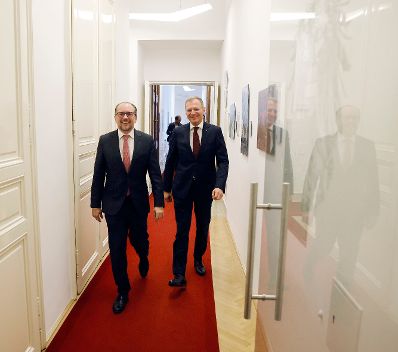 Am 27. Oktober 2021 war Landeshauptmann Thomas Stelzer (r.) vor seiner Angelobung bei Bundeskanzler Alexander Schallenberg (l.).