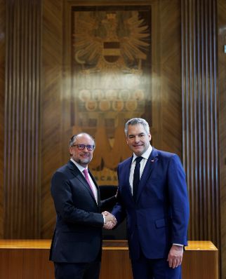 Am 10. J&auml;nner 2025 wurde Bundeskanzler Alexander Schallenberg (l.) von Bundespr&auml;sident Alexander Van der Bellen mit der Fortf&uuml;hrung der Verwaltung des Bundeskanzleramtes und dem Vorsitz in der einstweiligen Bundesregierung betraut. Im Bild bei der Amts&uuml;bergabe mit Karl Nehammer (r.).