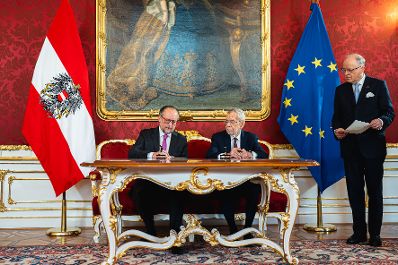 Am 10. J&auml;nner 2025 wurde Bundeskanzler Alexander Schallenberg (l.) von Bundespr&auml;sident Alexander Van der Bellen (m.) mit der Fortf&uuml;hrung der Verwaltung des Bundeskanzleramtes und dem Vorsitz in der einstweiligen Bundesregierung betraut.