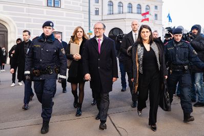 Am 10. J&auml;nner 2025 wurde Bundeskanzler Alexander Schallenberg (m.) von Bundespr&auml;sident Alexander Van der Bellen mit der Fortf&uuml;hrung der Verwaltung des Bundeskanzleramtes und dem Vorsitz in der einstweiligen Bundesregierung betraut.