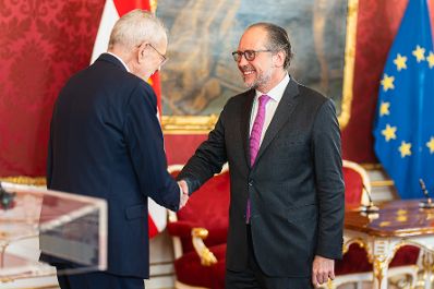 Am 10. J&auml;nner 2025 wurde Bundeskanzler Alexander Schallenberg (r.) von Bundespr&auml;sident Alexander Van der Bellen (l.) mit der Fortf&uuml;hrung der Verwaltung des Bundeskanzleramtes und dem Vorsitz in der einstweiligen Bundesregierung betraut.