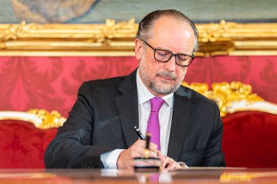 Am 10. J&auml;nner 2025 wurde Bundeskanzler Alexander Schallenberg (im Bild) von Bundespr&auml;sident Alexander Van der Bellen mit der Fortf&uuml;hrung der Verwaltung des Bundeskanzleramtes und dem Vorsitz in der einstweiligen Bundesregierung betraut.
