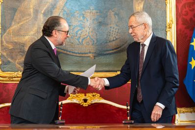 Am 10. J&auml;nner 2025 wurde Bundeskanzler Alexander Schallenberg (l.) von Bundespr&auml;sident Alexander Van der Bellen (r.) mit der Fortf&uuml;hrung der Verwaltung des Bundeskanzleramtes und dem Vorsitz in der einstweiligen Bundesregierung betraut.