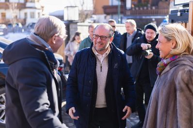 Am 4. Februar 2025 besuchte Bundeskanzler Alexander Schallenberg (m.) die Ski-Weltmeisterschaft in Saalbach.
