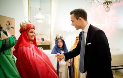 Am 1. J&auml;nner 2019 empfing Bundesminister Gernot Bl&uuml;mel (r.) die Sternsinger im Bundeskanzleramt.
