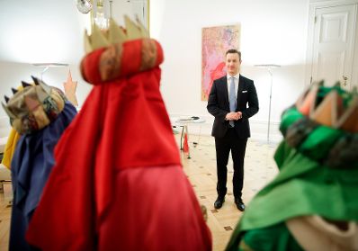 Am 1. J&auml;nner 2019 empfing Bundesminister Gernot Bl&uuml;mel (im Bild) die Sternsinger im Bundeskanzleramt.