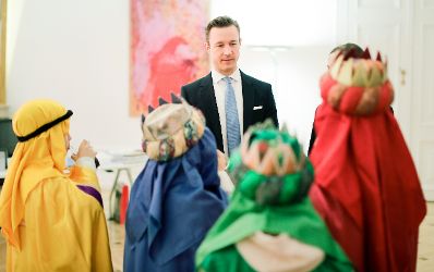 Am 1. J&auml;nner 2019 empfing Bundesminister Gernot Bl&uuml;mel (im Bild) die Sternsinger im Bundeskanzleramt.