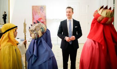 Am 1. J&auml;nner 2019 empfing Bundesminister Gernot Bl&uuml;mel (im Bild) die Sternsinger im Bundeskanzleramt.