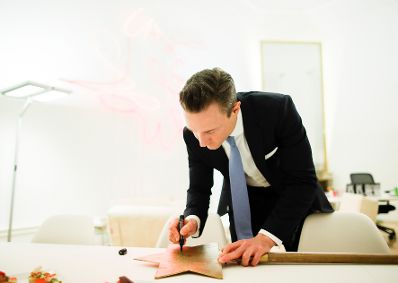 Am 1. J&auml;nner 2019 empfing Bundesminister Gernot Bl&uuml;mel (im Bild) die Sternsinger im Bundeskanzleramt.