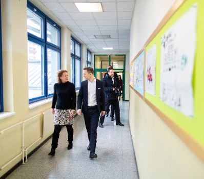Am 15. J&auml;nner 2019 besuchte Bundesminister Gernot Bl&uuml;mel (r.) gemeinsam mit Bundesminister Heinz Fa&szlig;mann die Volksschule Dietmayrgasse in Wien. Im Bild mit der Direktorin Erika Feldkirchner (l.)