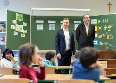 Am 15. J&auml;nner 2019 besuchte Bundesminister Gernot Bl&uuml;mel (l.) gemeinsam mit Bundesminister Heinz Fa&szlig;mann (r.) die Volksschule Dietmayrgasse in Wien.