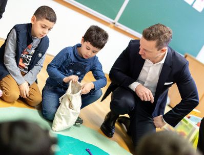 Am 15. J&auml;nner 2019 besuchte Bundesminister Gernot Bl&uuml;mel (r.) gemeinsam mit Bundesminister Heinz Fa&szlig;mann die Volksschule Dietmayrgasse in Wien.