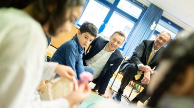 Am 15. J&auml;nner 2019 besuchte Bundesminister Gernot Bl&uuml;mel (m.) gemeinsam mit Bundesminister Heinz Fa&szlig;mann (r.) die Volksschule Dietmayrgasse in Wien.