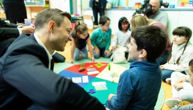 Am 15. J&auml;nner 2019 besuchte Bundesminister Gernot Bl&uuml;mel (l.) gemeinsam mit Bundesminister Heinz Fa&szlig;mann die Volksschule Dietmayrgasse in Wien.