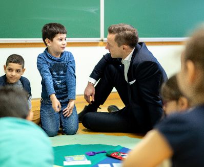 Am 15. J&auml;nner 2019 besuchte Bundesminister Gernot Bl&uuml;mel (r.) gemeinsam mit Bundesminister Heinz Fa&szlig;mann die Volksschule Dietmayrgasse in Wien.