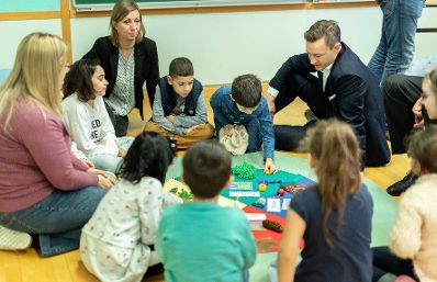Am 15. J&auml;nner 2019 besuchte Bundesminister Gernot Bl&uuml;mel (r.) gemeinsam mit Bundesminister Heinz Fa&szlig;mann die Volksschule Dietmayrgasse in Wien.