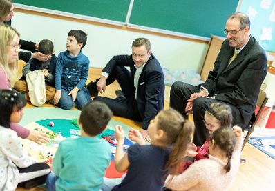 Am 15. J&auml;nner 2019 besuchte Bundesminister Gernot Bl&uuml;mel (2.v.r.) gemeinsam mit Bundesminister Heinz Fa&szlig;mann (r.) die Volksschule Dietmayrgasse in Wien.