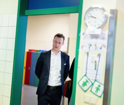 Am 15. J&auml;nner 2019 besuchte Bundesminister Gernot Bl&uuml;mel (im Bild) gemeinsam mit Bundesminister Heinz Fa&szlig;mann die Volksschule Dietmayrgasse in Wien.