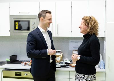 Am 15. J&auml;nner 2019 besuchte Bundesminister Gernot Bl&uuml;mel (l.) gemeinsam mit Bundesminister Heinz Fa&szlig;mann die Volksschule Dietmayrgasse in Wien. Im Bild mit der Direktorin Erika Feldkirchner (r.)