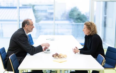 Am 15. J&auml;nner 2019 besuchte Bundesminister Gernot Bl&uuml;mel gemeinsam mit Bundesminister Heinz Fa&szlig;mann (l.) die Volksschule Dietmayrgasse in Wien. Im Bild mit der Direktorin Erika Feldkirchner (r.)