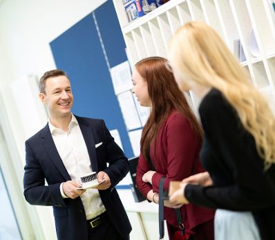 Am 15. J&auml;nner 2019 besuchte Bundesminister Gernot Bl&uuml;mel (l.) gemeinsam mit Bundesminister Heinz Fa&szlig;mann die Volksschule Dietmayrgasse in Wien.