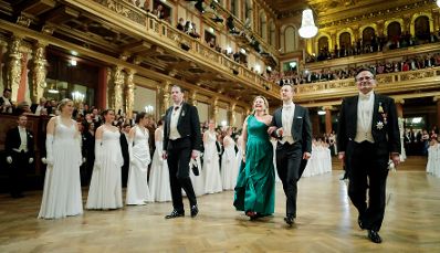 Am 26. J&auml;nner 2019 besuchte Bundesminister Gernot Bl&uuml;mel (m.r.) den Ball der Industrie und Technik. Im Bild mit Bundesministerin Karin Kneissl (m.l.)