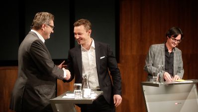 Am 30. J&auml;nner 2019 nahm Bundesminister Gernot Bl&uuml;mel (m.) an der &Ouml;1 Klartext Diskussion teil. Im Bild mit dem Stadtrat Peter Hacker (l.) und dem Moderator Klaus Webhofer (r.).
