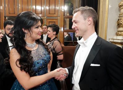 Am 28. Februar 2019 besuchte Bundesminister Gernot Bl&uuml;mel (r.) den Wiener Opernball. Im Bild mit Anna Jurjewna Netrebko (l.), Operns&auml;ngerin.
