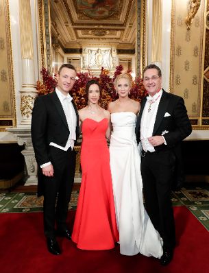 Am 28. Februar 2019 besuchte Bundesminister Gernot Bl&uuml;mel (l.) den Wiener Opernball. Im Bild mit Clivia Treidl (m.l.), Vizekanzler Heinz Christian Strache (r.) und Philippa Strache (m.r.).