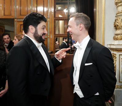 Am 28. Februar 2019 besuchte Bundesminister Gernot Bl&uuml;mel (r.) den Wiener Opernball. Im Bild mit Yusif Eyvazov (l.), Operns&auml;nger.